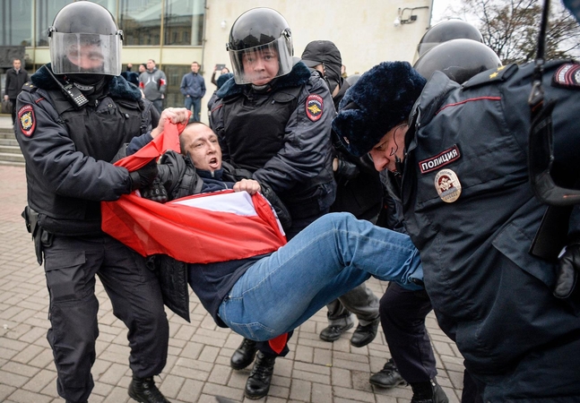 Prieš V. Putiną protestavę demonstrantai nuteisti mėnesiui kalėjimo