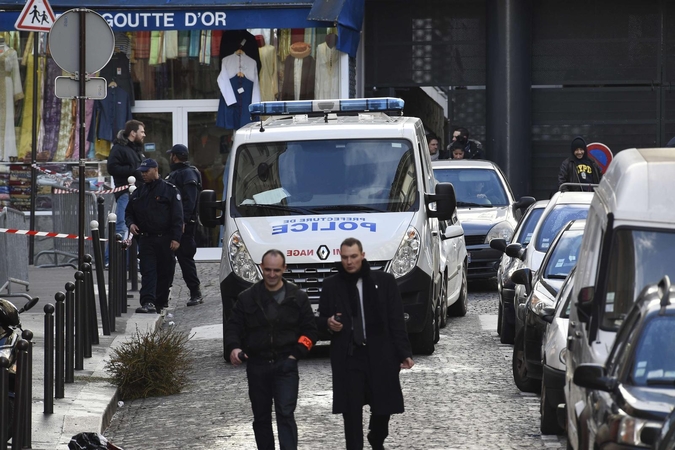 Paryžiuje policija nušovė ginkluotą vyrą