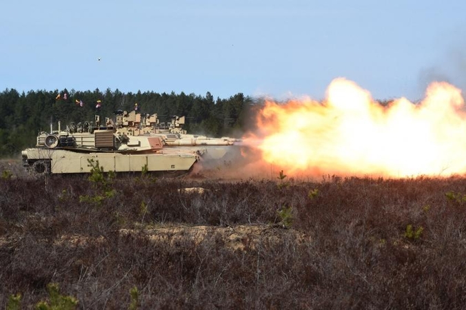 Pirmą kartą Lietuvoje – JAV tankų kovinio šaudymo pratybos