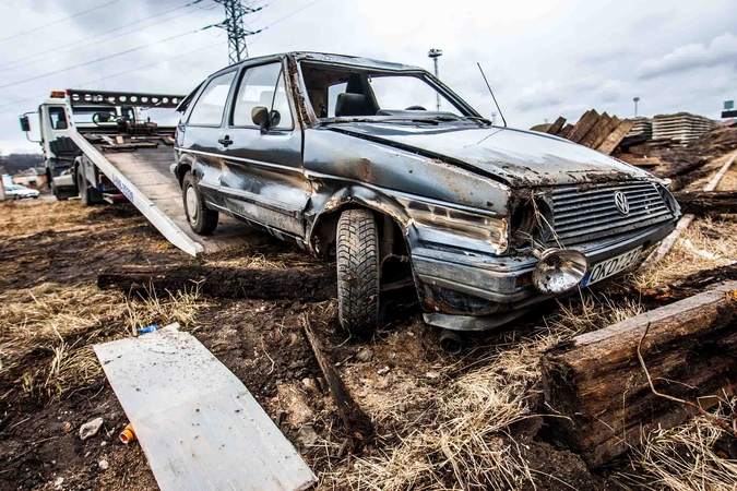 Kaune ant geležinkelio bėgių nuvirto automobilis, vairuotojas – ligoninėje