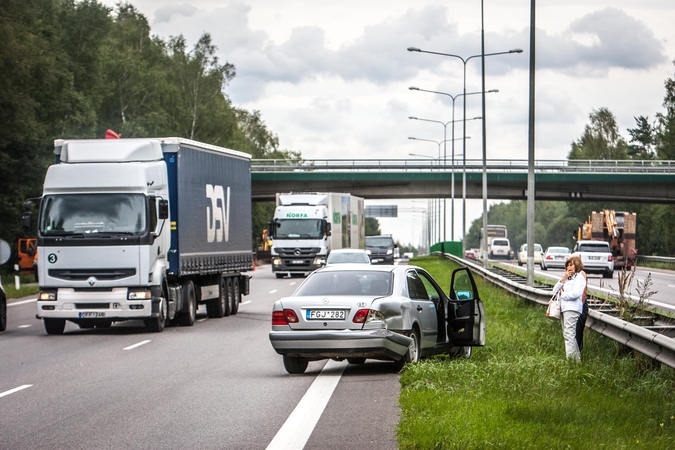 Bandymas aplenkti vilkiką baigėsi avarija