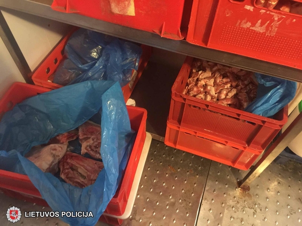 Žiūrėkite, ką perkate: parduotuvėse rado kalną pasenusios mėsos