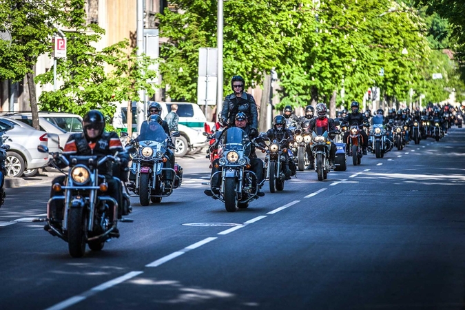 Kauno motociklininkai sezoną atidarė kurtindami miestą