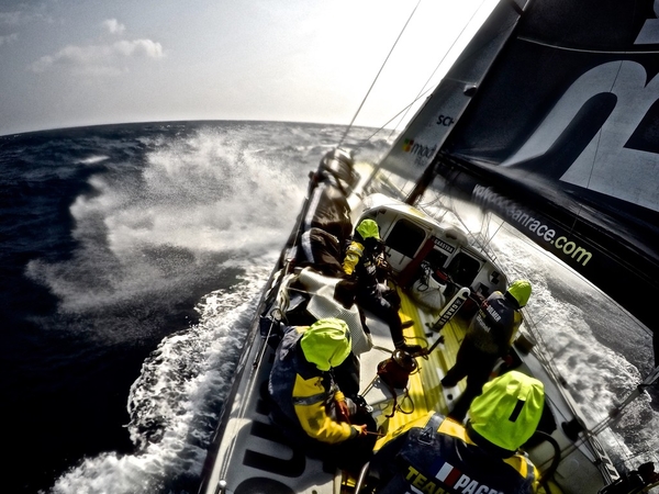 „Team Brunel“ plaukia į priešingą pusę nuo finišo