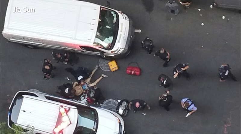 Niujorke mėsos kapokliu ginkluotas vyras sužeidė policininką