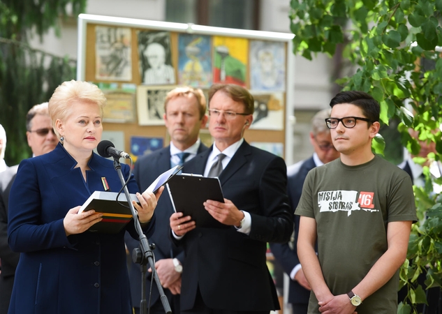 Prezidentė pagerbė trėmimų ir visų sovietmečio aukų atminimą