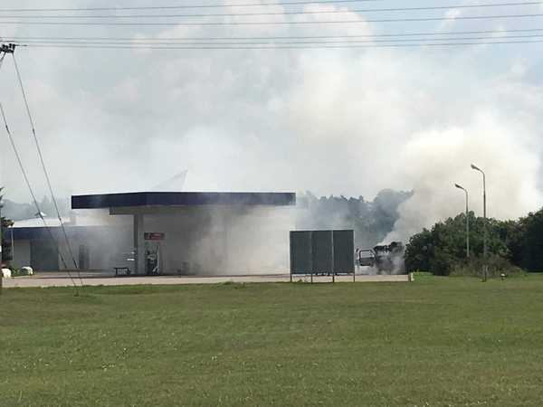 Degalinėje šalia dujų talpyklos užsiliepsnojo kemperis, apdegė žmonės