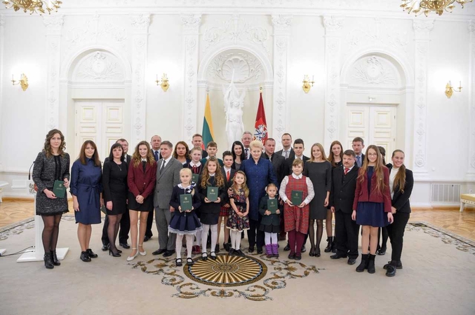 Prezidentūroje apdovanoti Konstitucijos egzamino nugalėtojai