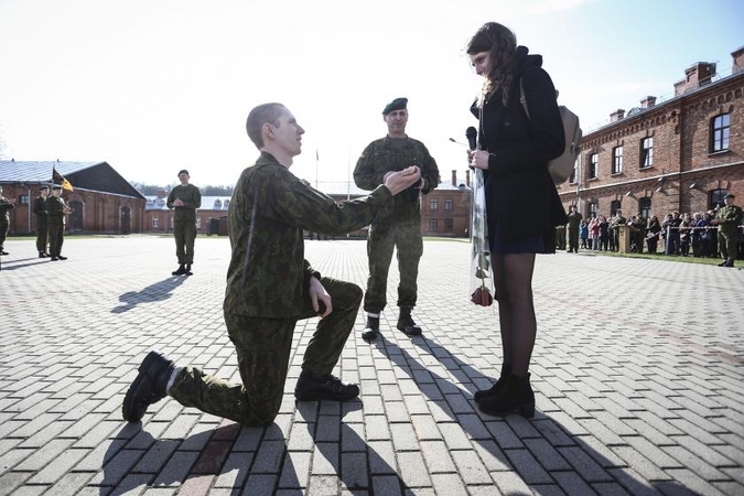 Šauktinių išleidimo į atsargą ceremonijose – kariškas repas ir sužadėtuvės