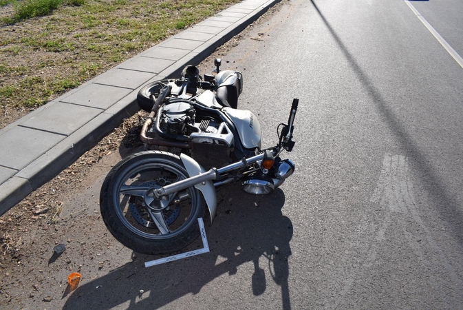 Po skaudžios motociklo ir „Toyotos“ avarijos – liudininkų paieškos