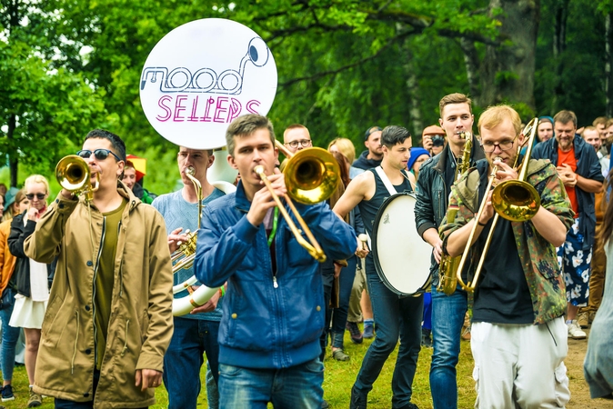 „Bliuzo naktys“: vonia žuvienės, basa Arina, skambantys puodai ir krikštynos