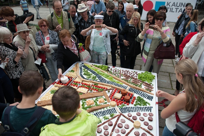 Vilnius sveikina Kauną: iš vaišių sudėlioti miesto simboliai