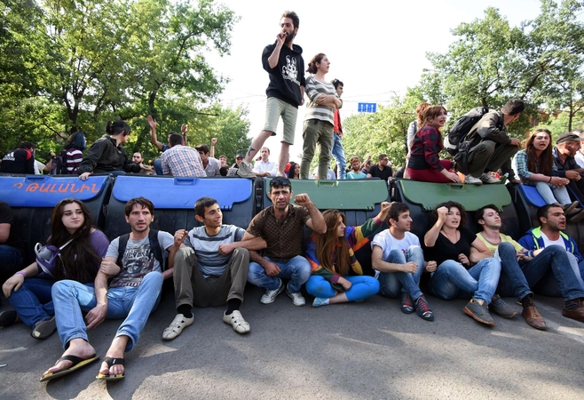 Jerevane protestuotojai nepaklūsta policijos reikalavimams išsiskirstyti