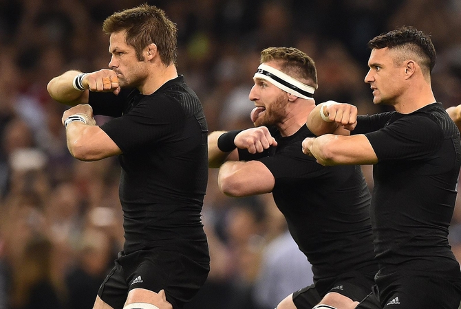 Karo šokiu gruzinus išgąsdinę „All Blacks“ regbininkai žengė į ketvirtfinalį