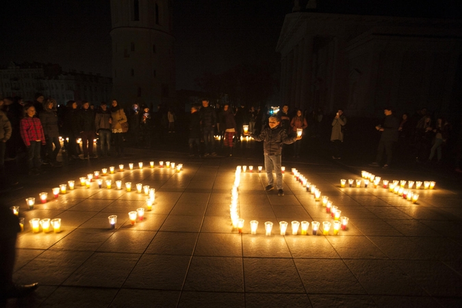 Žemės valanda sostinėje: Katedros aikštę nušvietė žvakučių mozaika