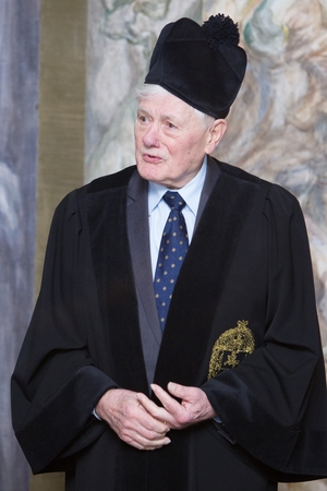 V. Adamkui įteiktos VU garbės daktaro regalijos