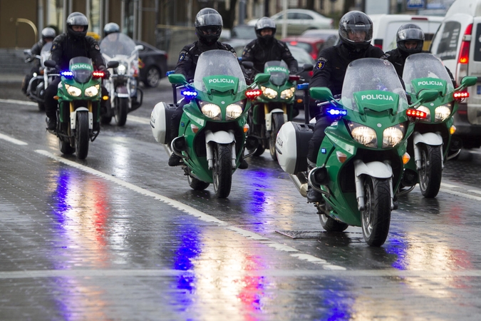 Užtikrinti saugumo policininkai išvažiuoja motociklais