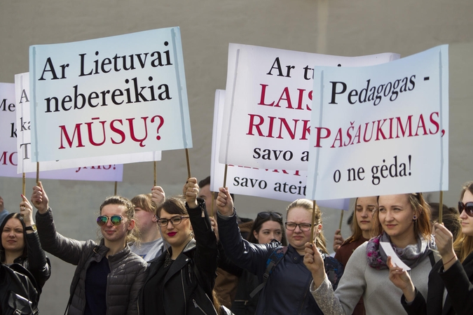 Dėl reformos sunerimę LEU studentai susirinko į mitingą