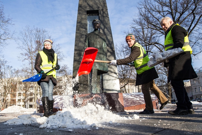 Paramos nesulaukiantys kultūrininkai prie Vyriausybės kasė sniegą