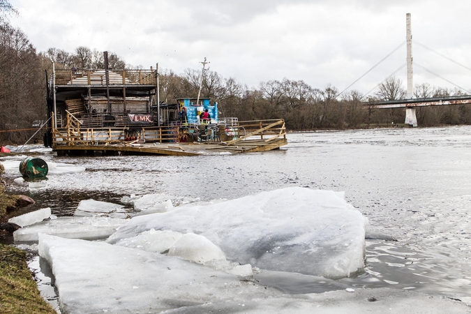 Vilniuje ledai nunešė plaukiojantį restoraną