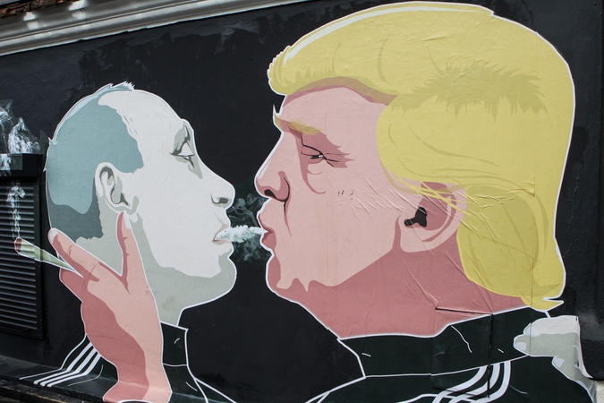 Atnaujintame D. Trumpo ir V. Putino grafityje – žinutė dėl kanapių