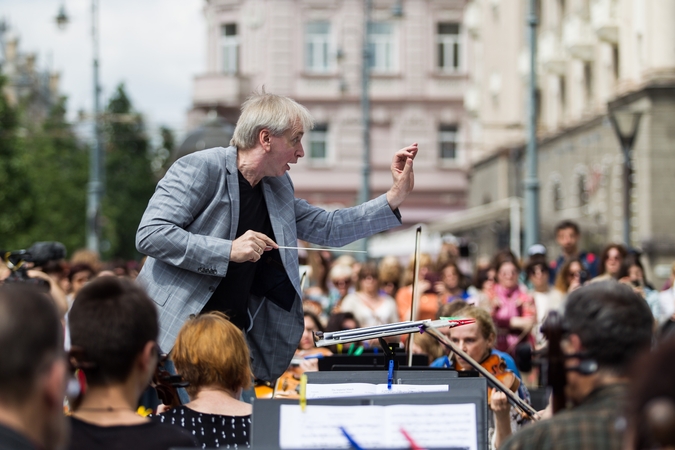 Netikėtas reginys: orkestras repeticiją surengė po atviru dangumi