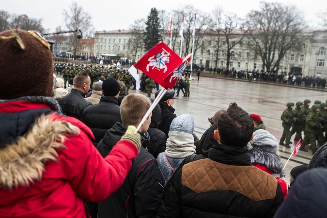 Žmonės sostinėje rinkosi atiduoti pagarbą Lietuvos kariuomenei