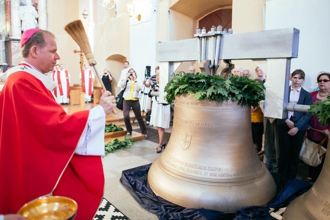 Vilniečiai stebėjo kariljono varpų šventinimą