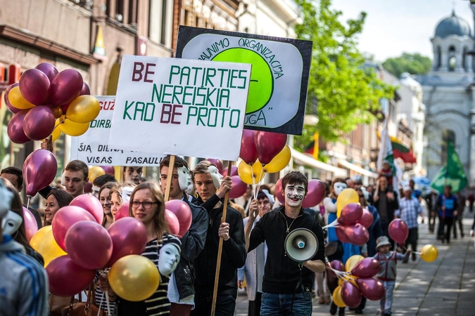 Laisvės alėjoje – mimų baltais veidais eitynės 