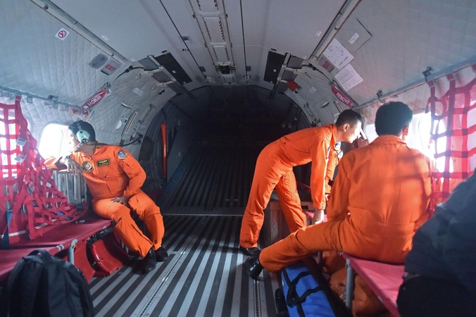 Ieškant dingusio „AirAsia“ lainerio – kraupūs radiniai 