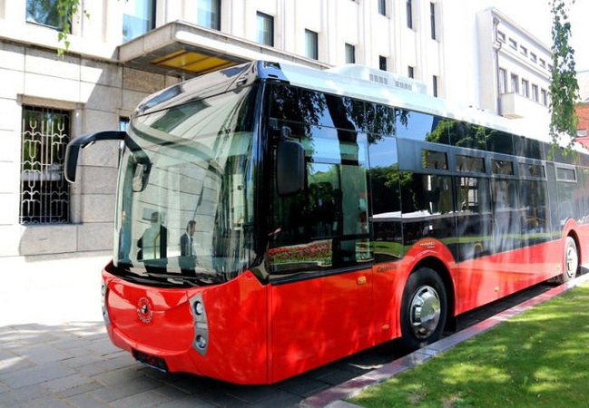 Kauną pasiekė pirmasis elektra ir dujomis varomas autobusas