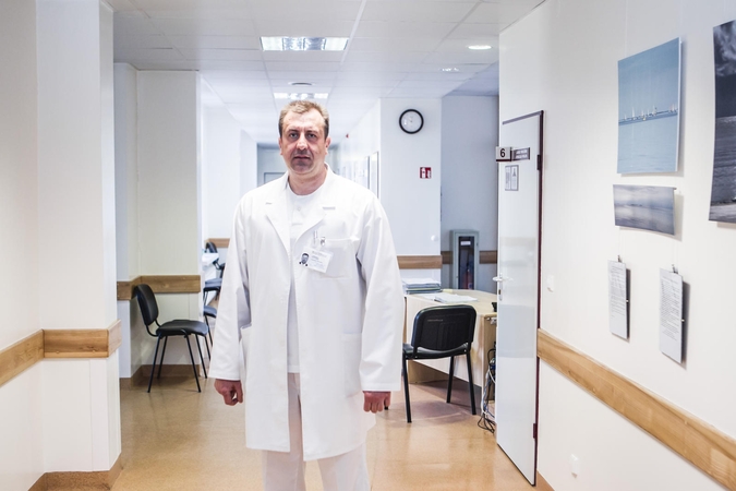 Baltas chalatas slepia grėsmingą prigimtį?