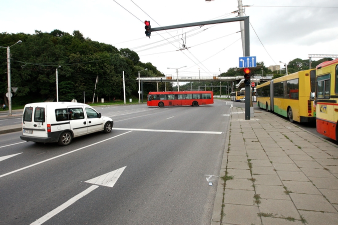 Prie geležinkelio stoties naujas šviesoforas įjungtas tik trumpam