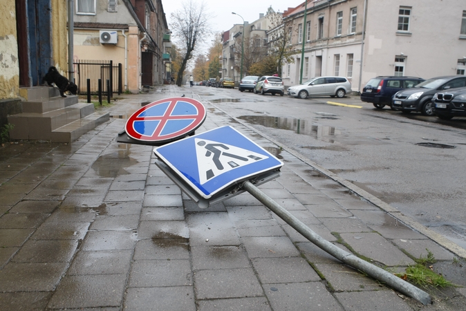 Vandalų taikinys Klaipėdoje – kelio ženklai