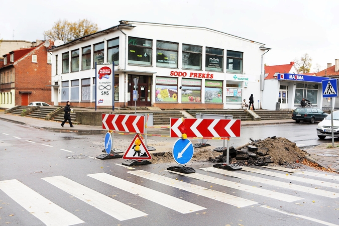 Judrioje gatvių sankryžoje – vandentiekio avarija