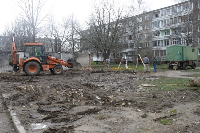 Minijos gatvėje griuvo apleisti sandėliukai