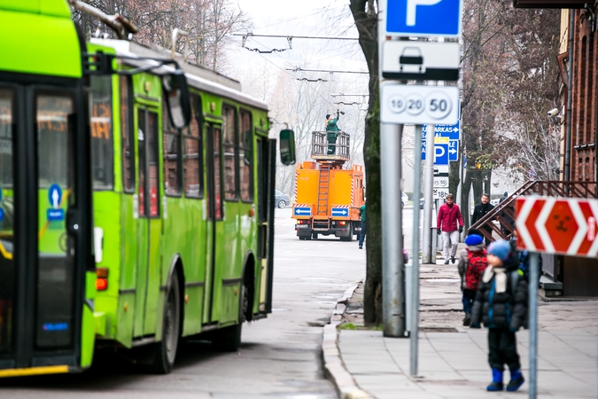 Šlaunikaulį moteris susilaužė troleibuse
