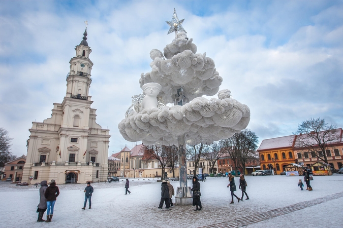 Debesų eglę padės išardyti savanoriai
