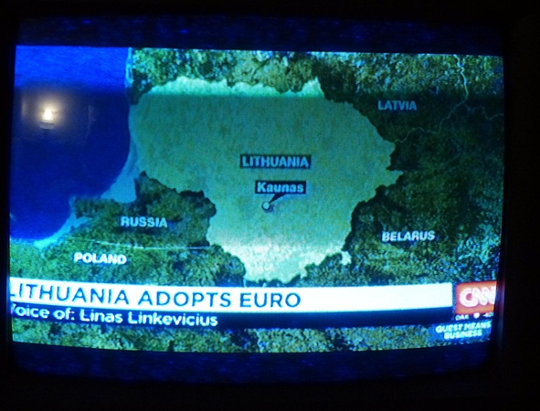 Kadras: CNN kanalo reportaže, transliuotame sausio 2-osios vakarą, buvo teigiama, kad eurą įsivedė Lietuva, kurios sostinė yra Kaunas.