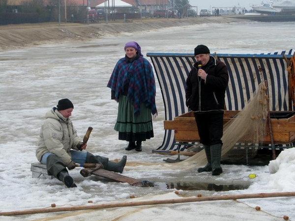 Pažadas: nors Kuršių marių ledas tirpsta, "Stintapūkio" organizatoriai tikino, jog šventė įvyks, o stintų netrūks.