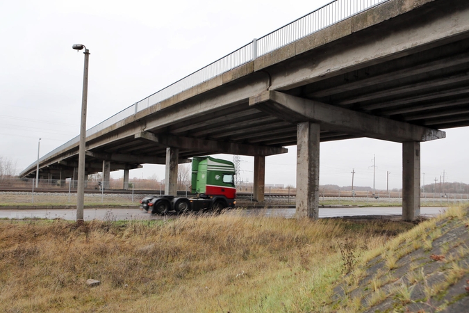Po ekspertizės paaiškėjo, kad pradėjo byrėti viena viaduko atrama.