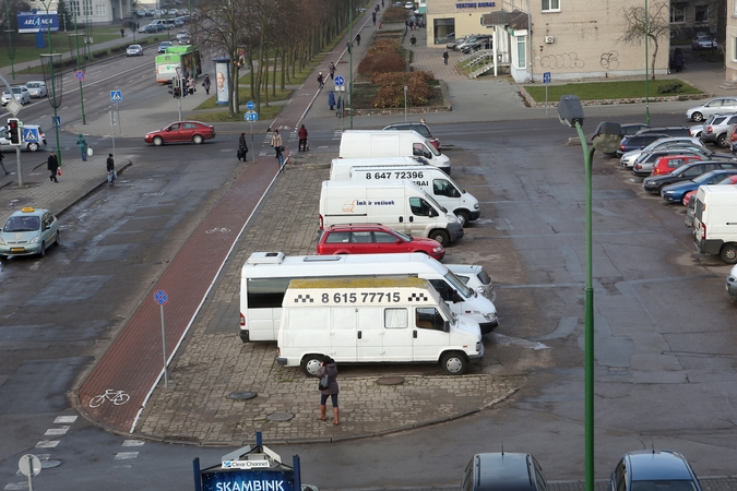 Bandys iškrapštyti reklaminius automobilius