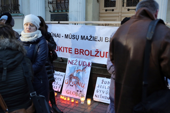Dėl beglobių kačių žudymo – piketas