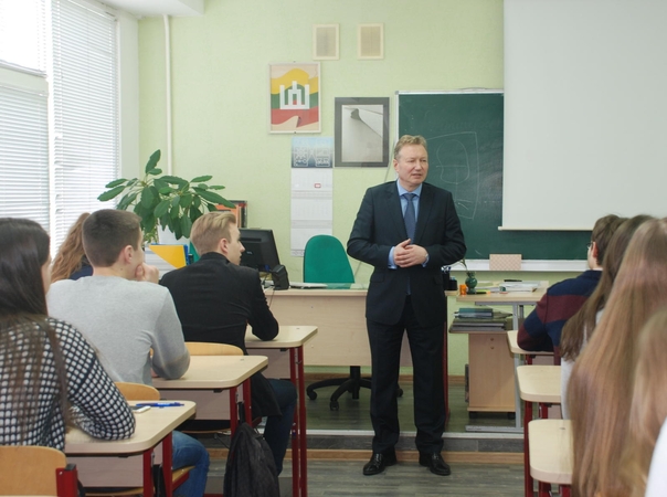 Respublikinės Klaipėdos ligoninės  urologas E.Gražys pasakojo moksleiviams apie studijas ir darbinę patirtį.