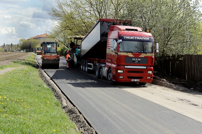 Pinigai žvyrkelių asfaltui mažėja visiems rajonams, išskyrus – Vilnių ir Trakus