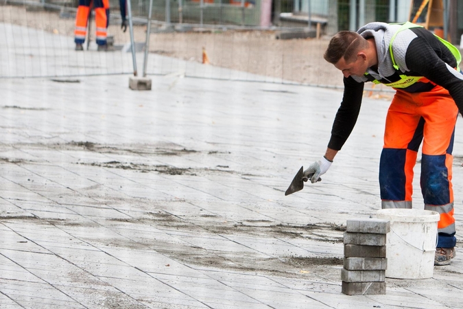 Architektas išpeikė naują Laisvės alėjos dangą: žmonės kliūva, griūva