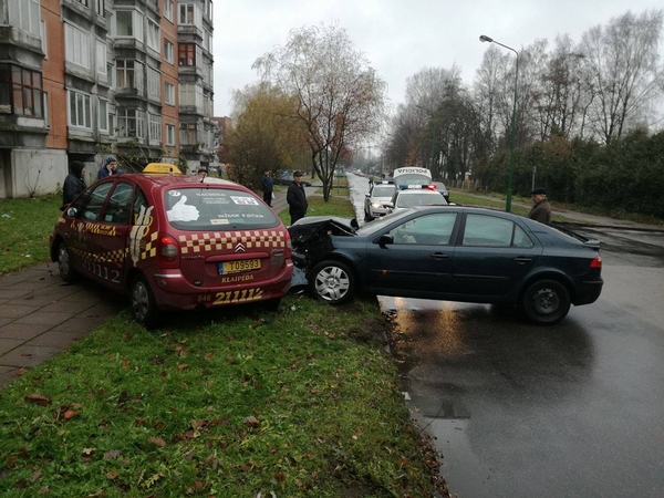 Senolis nepastebėjo taksi automobilio