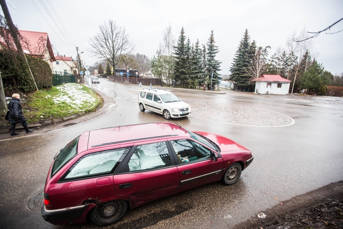 Pėsčioji: dėl automobilio vos neužšokau ant tvoros