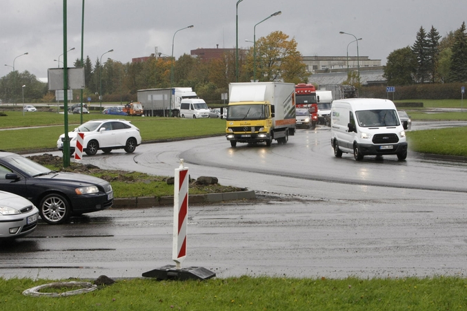 Lietūs stabdo gatvių remontą