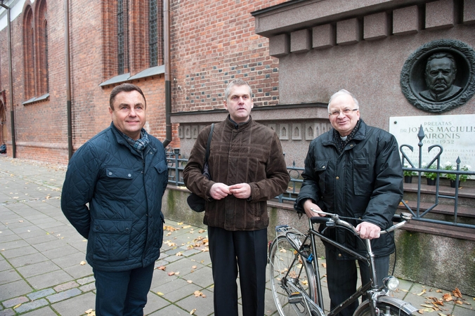 Susitiko: L.Juozėnas (centre) su P.Gražuliu ir R.Grigu (dešinėje) prisiminė prieš trisdešimt metų vykusį mitingą prie Maironio kapo.